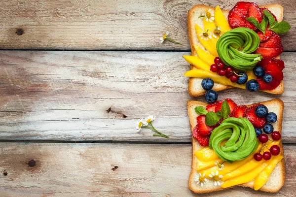 Sandwich mit Avocado, Früchten und Beeren — Stockfoto