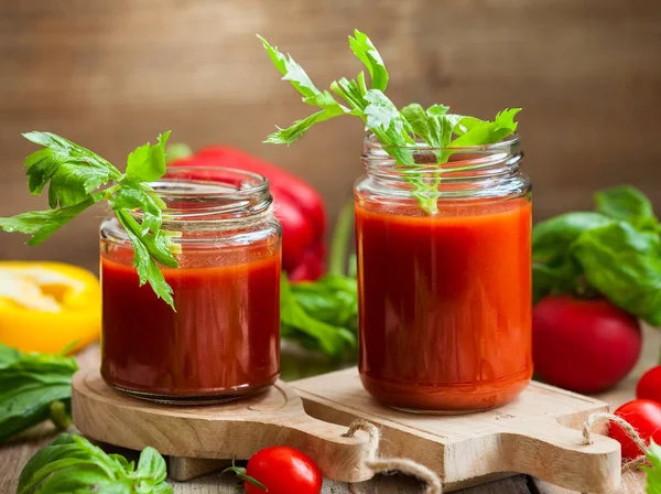 Пряный томатный напиток в банках — стоковое фото