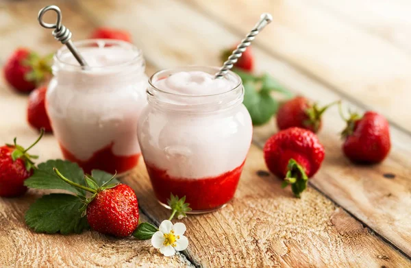 Yogurt alla fragola in barattoli — Foto Stock