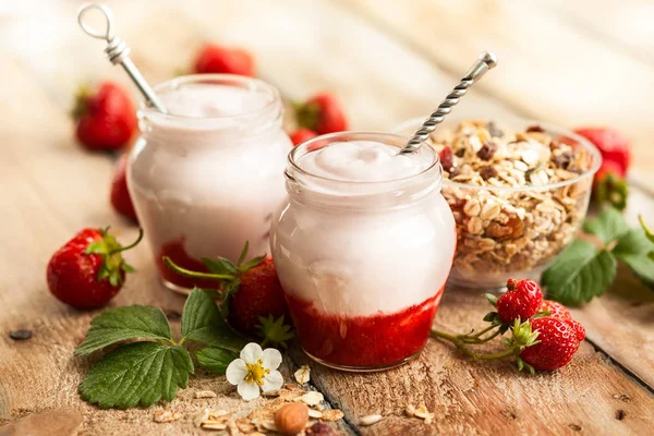 Jogurt truskawkowy w słoikach — Zdjęcie stockowe