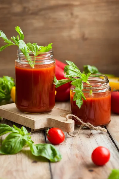 Boisson épicée à la tomate dans des pots — Photo