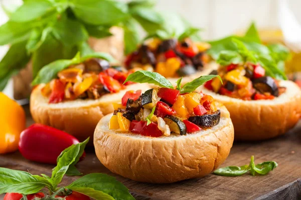Patlıcan caponata ekmek kase