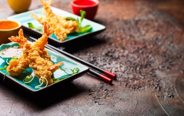 Karides tempura plaka üzerinde