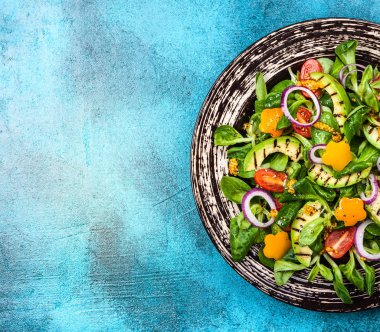 Kızarmış avokadolu salata.