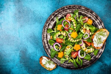 Kızarmış avokadolu salata.