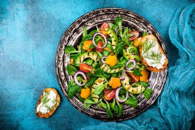 Kızarmış avokadolu salata.