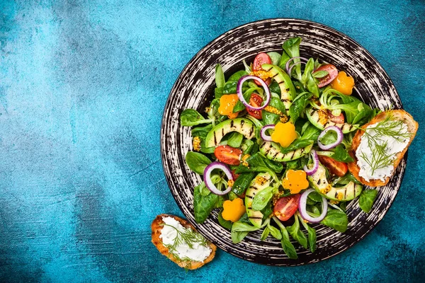 Kızarmış avokadolu salata.