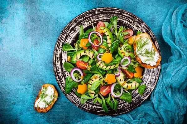 Salade met gegrilde avocado — Stockfoto