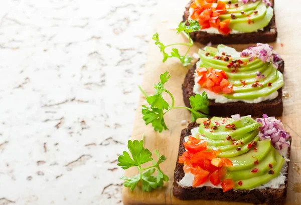 Sanduíches abertas vegetarianas frescas — Fotografia de Stock