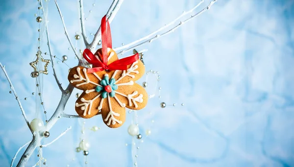 Lebkuchen Schneeflocken auf einem Zweig — Stockfoto