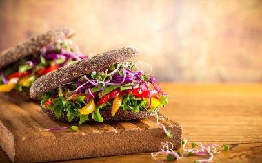 Sandviç çavdar ekmeği ve sebze ile