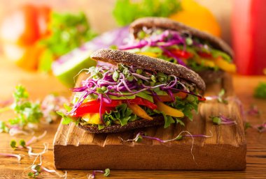 Sandviç çavdar ekmeği ve sebze ile