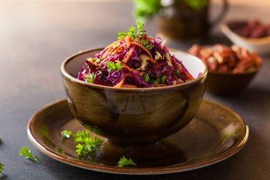 kırmızı lahana ile yapılan lahana salatası