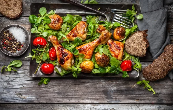 Würzig gebratene Hühnerkeulen — Stockfoto