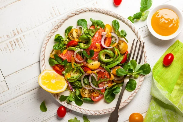 Füme somon ve Avokado salatası — Stok fotoğraf