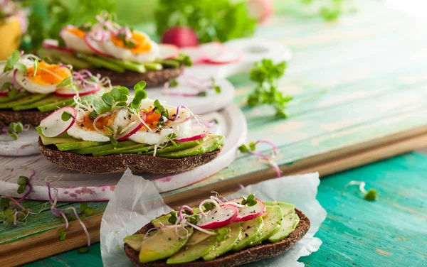 Open broodjes met avocado en ei — Stockfoto