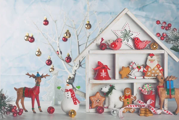 Karácsonyi jelenet fehér faház — Stock Fotó
