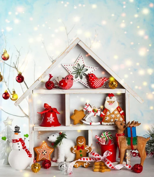 Weihnachtsszene mit weißem Holzhaus — Stockfoto