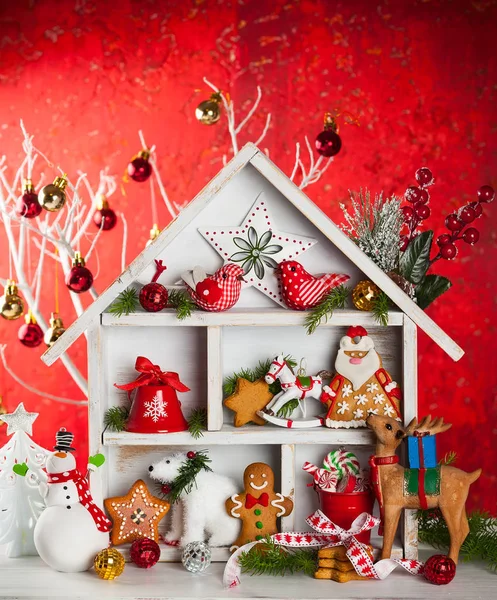 Kerst scène met witte houten huis — Stockfoto