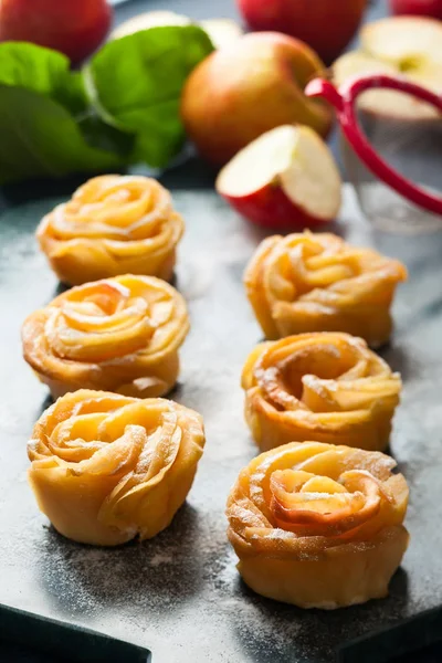 Mini-Torten mit Apfelrose — Stockfoto