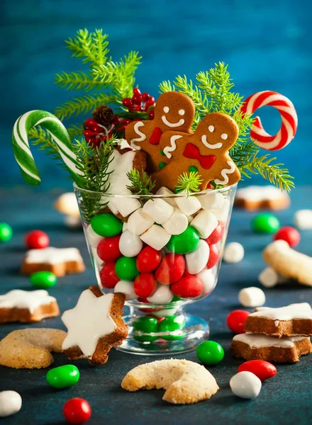 Kerstkoekjes en snoep . — Stockfoto