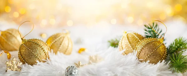 Banner de Navidad con adornos de oro — Foto de Stock