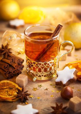 Kış çay, gingerbread yıldız ve Noel baharat baharatlı 