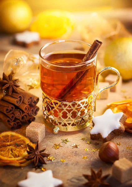 Kış çay, gingerbread yıldız ve Noel baharat baharatlı 