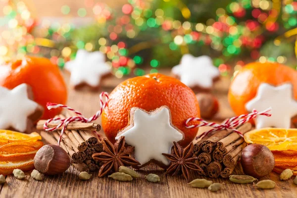 Decoración de Navidad con mandarinas . — Foto de Stock