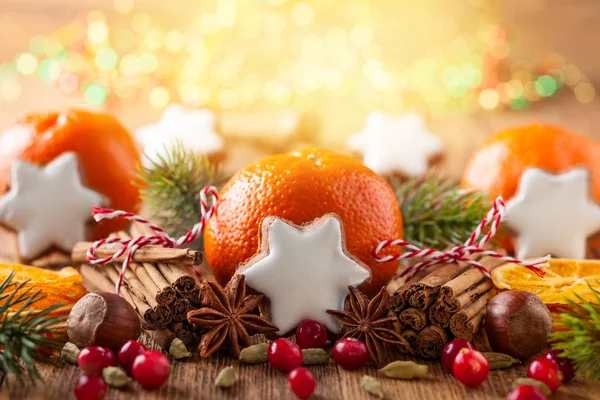 Weihnachtsdekoration mit Mandarinen. — Stockfoto