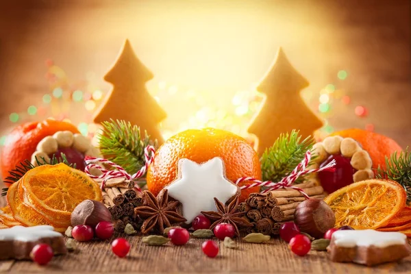 Kerstdecoratie met mandarijnen. — Stockfoto