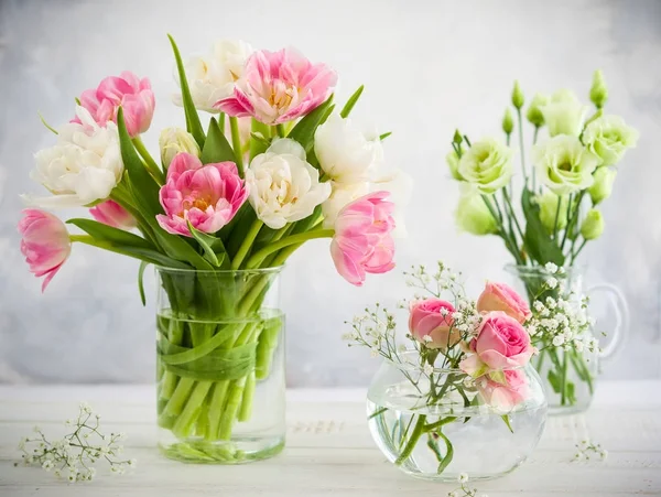 Bellissimo Mazzo Fiori Vaso Sul Tavolo Legno Tulipani Rose Eustoma — Foto Stock