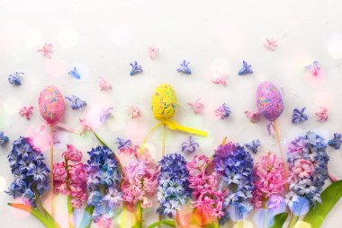 Sümbül ve Paskalya yumurtaları çiçek kompozisyonu. 