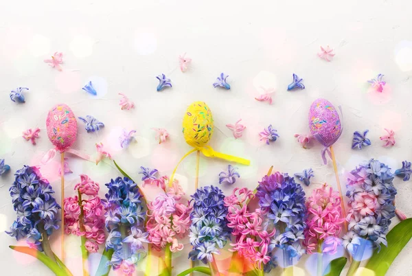 ヒヤシンスとイースターの卵の花の組成. — ストック写真