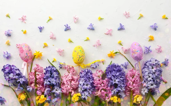 花とイースターの卵を持つ春のコンセプト — ストック写真