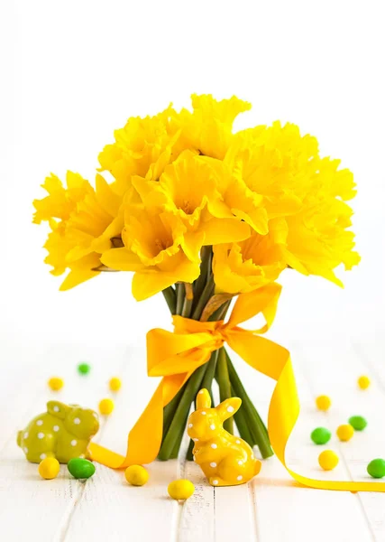 Wielkanoc bukiet żółte żonkile i wystrój Wielkanoc — Zdjęcie stockowe
