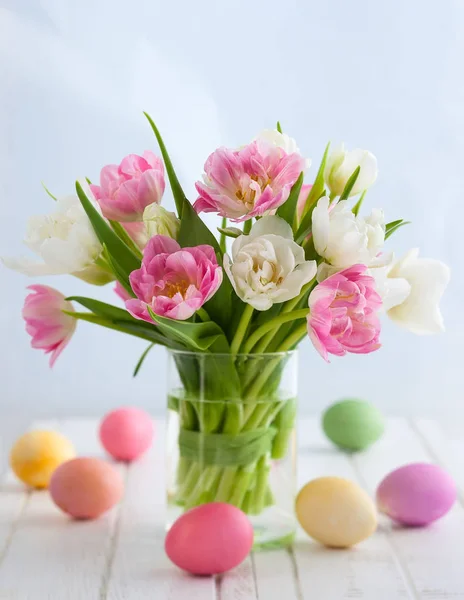 Bouquet pasquale di tulipani e uova di Pasqua — Foto Stock