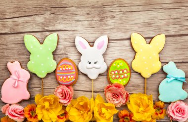 Paskalya kurabiyeleri ve çiçekler