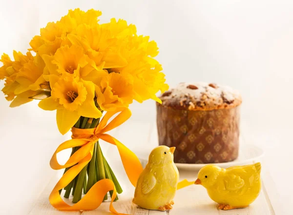 Easter bouquet of yellow daffodils and Easter cake. — Stock Photo, Image