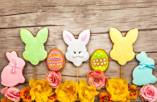 Easter cookies and flowers — Stock Photo, Image