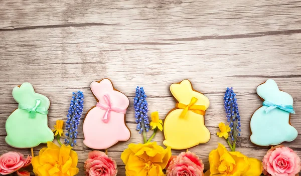 Påsk cookies och blommor — Stockfoto