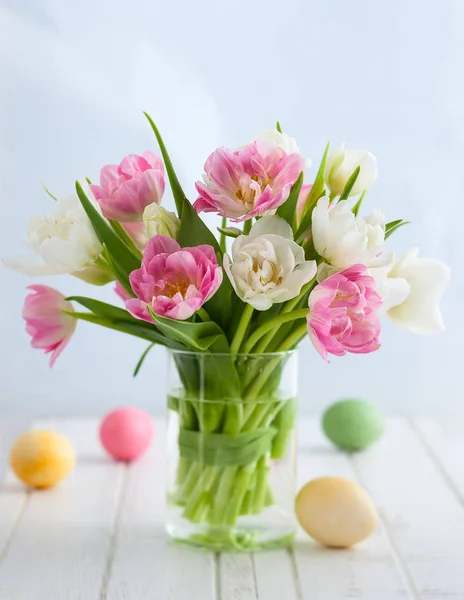 Wielkanoc bukiet tulipanów i pisanki — Zdjęcie stockowe