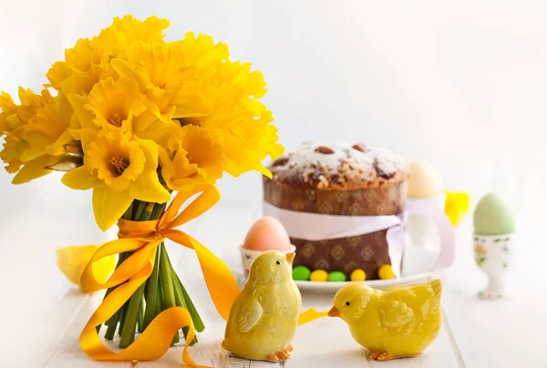 Easter bouquet of yellow daffodils and Easter cake. — Stock Photo, Image