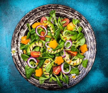 Kızarmış avokadolu salata.