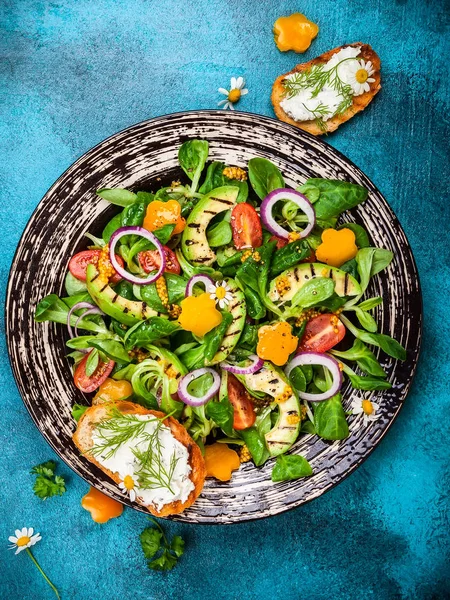 Salad with grilled avocado — Stock Photo, Image