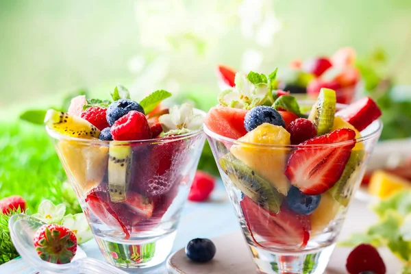 Salada de frutas e bagas — Fotografia de Stock