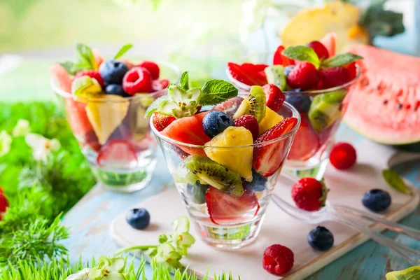 Салат из фруктов и ягод — стоковое фото