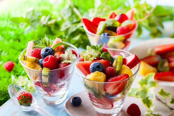 Fruitbomen en bessen salade — Stockfoto