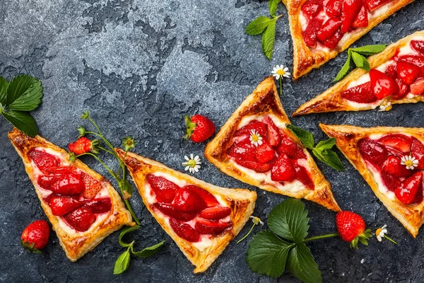 Strawberry Puff Pastry Triangles — Stock Photo, Image