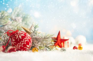 Noel arkaplanı Noel mücevherleri ve köknar ağacıyla 